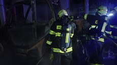 Čtyři jednotky hasičů zasahovaly u požáru nakladače a přilehlé dílny ve Vrbně...