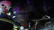 Čtyři jednotky hasičů zasahovaly u požáru nakladače a přilehlé dílny ve Vrbně...