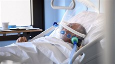 Pacient s chorobou COVID-19 na jednotce intenzivní péče v italské nemocnici...
