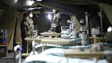 Francouztí vojáci diskutují uvnit vojenské polní nemocnice postavené v...
