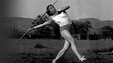 Otpaka Dana Zátopková trénuje hod otpem. Fotografie z roku 1952.