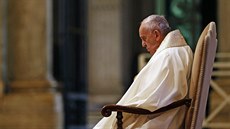 Papež František odpočívá v křesle u vchodu do baziliky svatého Petra ve...