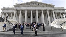 lenové Snmovny reprezentant procházejí po schodech Capitol Hill ve...