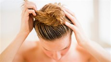 Olejový zábal nechte p�sobit klidn� jednu a� dv� hodiny, následn� vlasy umyjte...