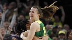 Satou Saballyová (vlevo) a Sabrina Ionescuová slaví výhru Oregonu.