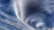 Vtrem formovaný mrak v chilském parku Torres del Paine. Snímek z cest Jiího...