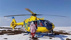 Posádka letecké záchranné sluby Hradec Králové zachraovala mladého skialpinistu ve Velké Studniní jám v Krkonoích. (28. bezna 2020).