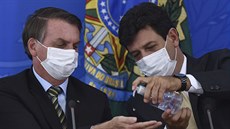 Brazilský prezident Jair Bolsonaro s ministrem zdravotnictví Luizem Henriquem...
