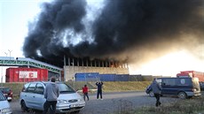 V Jihlavě hoří sklad elektroodpadu, kouř je vidět daleko v okolí (27. 3. 2020).