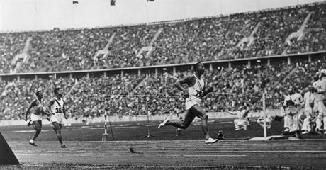 Jesse Owens (vpravo) vítzí v bhu na 100 metr na olympiád v Berlín 1936.