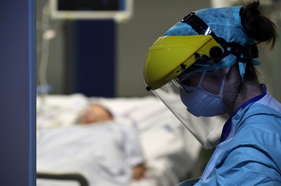 Zdravotnice na jednotce intenzivní pée v nemocnici Erasme v Bruselu. (30....