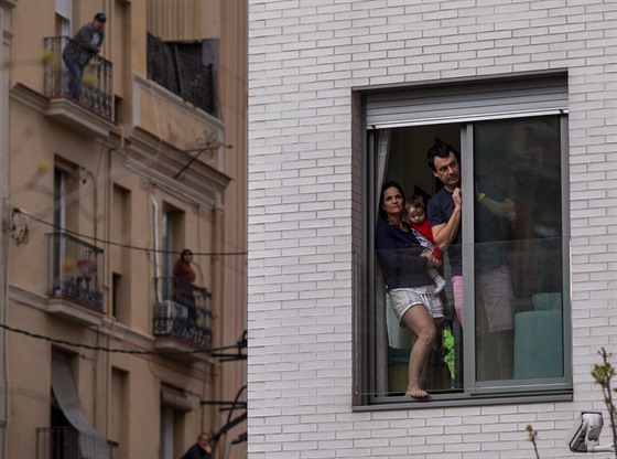 Obyvatelé Madridu vyhlíejí z oken svých byt. V rámci opatení proti íení...