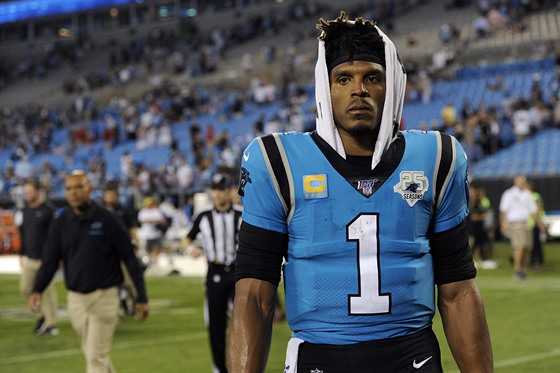 Cam Newton (1) z Carolina Panthers vstebává poráku.