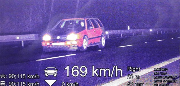 idi u Kunovic se prohánl po silnici rychlostí 169 km/h.