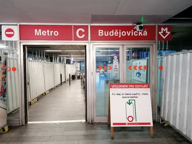 Uzavený vstup do stanice metra.