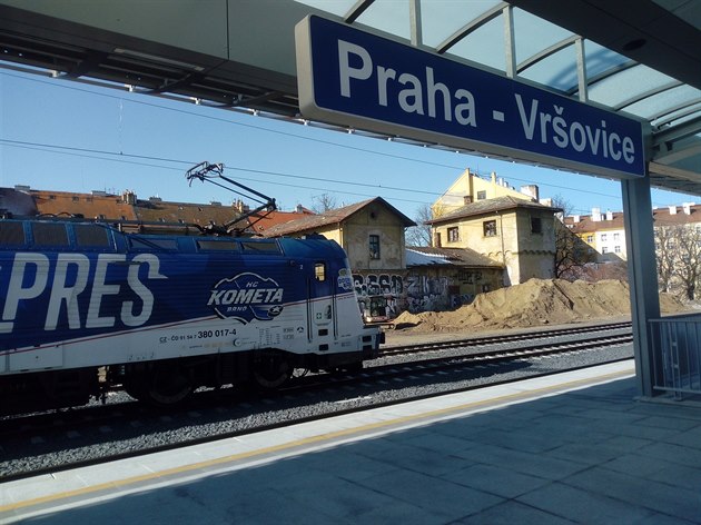 Pohled z nového 4. nástupit st Praha-Vrovice na bývalou vodárnu, která bude, doufejme, opravena. Kolem vodárny vedly do roku 2019 odstavné manipulaní koleje do nákladového obvodu, ty byly pi rekonstrukci definitivn vytrhány, take nakládka zde ji 