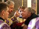 Kněží v pravoslavné katedrále v ruském Petrohradu udílí věřícím svaté přijímání...