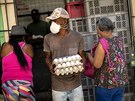 Lidé nakupují v kubánské Havan jídlo. (27. bezna 2020)