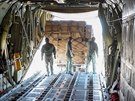 Nakládání eské pomoci do panlského stroje C-130 Hercules na pardubickém...