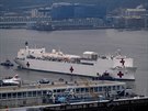 Na řece Hudson v New Yorku nově kotví nemocniční loď amerického námořnictva...