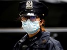 Newyorská policistka hlídkuje v rouce na Manhattanu. (30. bezna 2020)