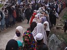 Lidé z pákistánského msta Quetta ekají ve front na jídlo, které místním...