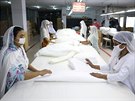 V textilních továrnách v Bangladéi se v tchto dnech ijí rouky a ochranné...
