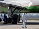 Boeing 767 spolenosti Uzbekistan Cargo transportuje ochrann pomcky z ny na...