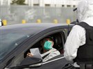 Dopravní policie v Mexiku rozdává letáky s informacemi o koronaviru. (29....