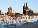 Děkovný transparent v německém Kolíně nad Rýnem určený všem, kteří pomáhají v...