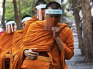 Thajtí buddhistití mnii nosí obliejový tít, aby se chránili ped nákazou...