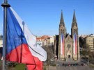 Dvě obří vlajky ze Žďáru byly vyvěšeny na věžích kostela sv. Ludmily na náměstí...