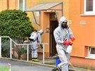 Hasi�i kv�li zastaven� ���en� koronavirov� n�kazy dezinfikovali bytov� domy v...