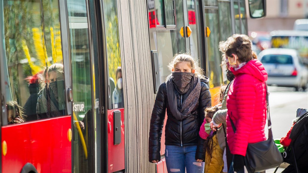 Autobusy i vlaky jezdí poloprázdné, v jižních Čechách ruší další spoje