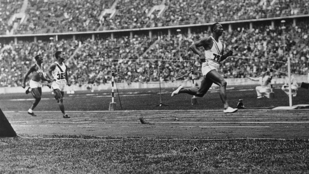 Jesse Owens (vpravo) vítězí v běhu na 100 metrů na olympiádě v Berlíně 1936.