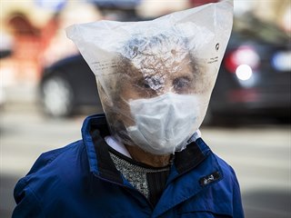 Muž se chrání před nákazou koronavirem v Praze na Žižkově. (31. března 2020)