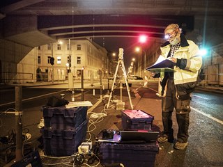 Zátěžová zkouška Negrelliho viaduktu v úseku mezi ulicemi Křižíkova a...