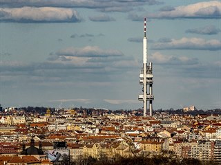 Díky chladnému počasí bylo možné sledovat z Prahy zasněžené Krkonoše. (30....