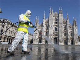 Mu dezinfikuje nmst Duomo v centru Milna. (31. bezna 2020) 