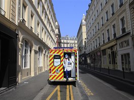 Francouzsk zdravotnice se chyst na kontrolu eny s podezenm na nkazu novm...