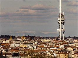 Díky chladnému poasí bylo moné sledovat z Prahy zasnené Krkonoe. (30....