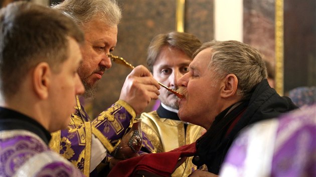 Kn v pravoslavn katedrle v ruskm Petrohradu udl vcm svat pijmn stejnou lc. (11. bezna 2020)