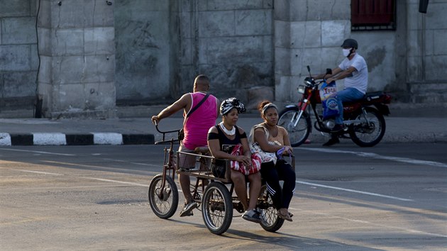 Lidé v ulicích kubánské Havany (27. března 2020)