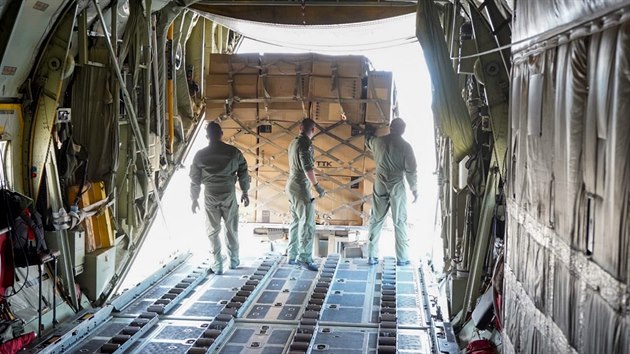 Nakldn esk pomoci do panlskho stroje C-130 Hercules na pardubickm letiti