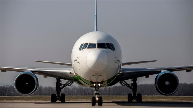 Boeing 767 společnosti Uzbekistan Cargo transportuje ochranné pomůcky z Číny na mošnovské letiště. Moravskoslezský kraj totiž vládě nabídl skladovací prostory u letiště.