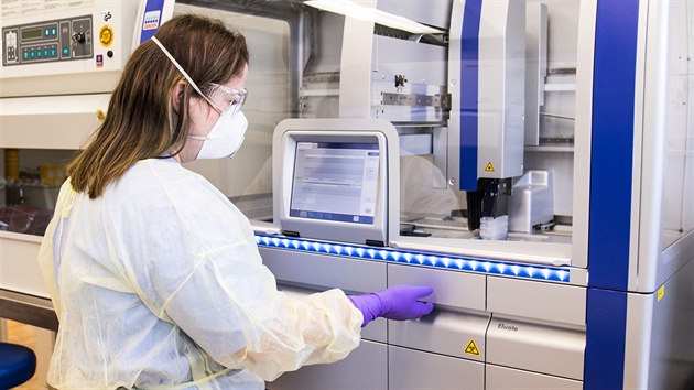 Laborantka pracuje na vyhodnocovn vzork na koronavirus v prask Fakultn nemocnici v Motole. (24. bezna 2020)