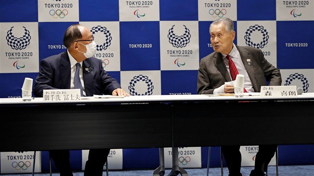 len pedstavenstva organizanho vboru Olympijskch her Haruyuki Takahashi (vlevo) na zasedn Vkonn rady Tokio 2020. (30. bezna 2020)