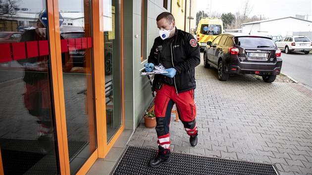 Zdravotník přináší testovací sadu na odběr vzorků do Domova pro seniory Iris v Ostravě. (31. března 2020)