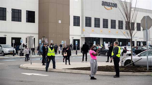Stávkující zaměstnanci před budovou Amazonu na newyorském Staten Islandu (30. března 2020)