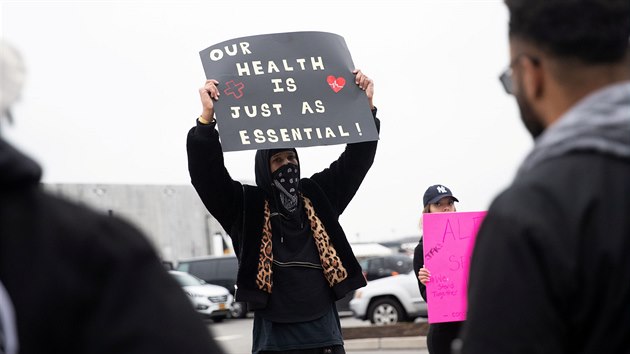 „Na našem zdraví také záleží,“ hlásá nápis stávkujícího zaměstnance před budovou Amazonu v New Yorku. (30. března 2020)